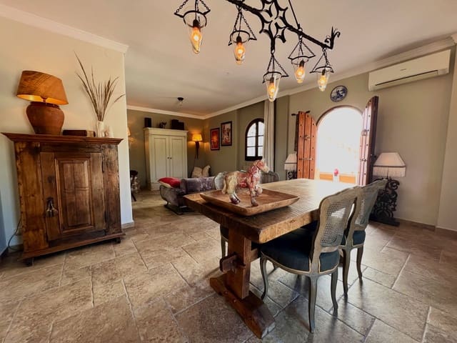 5 quarto Comercial para venda em Alcaucín com piscina garagem - 695 000 € (Ref: 9853053)