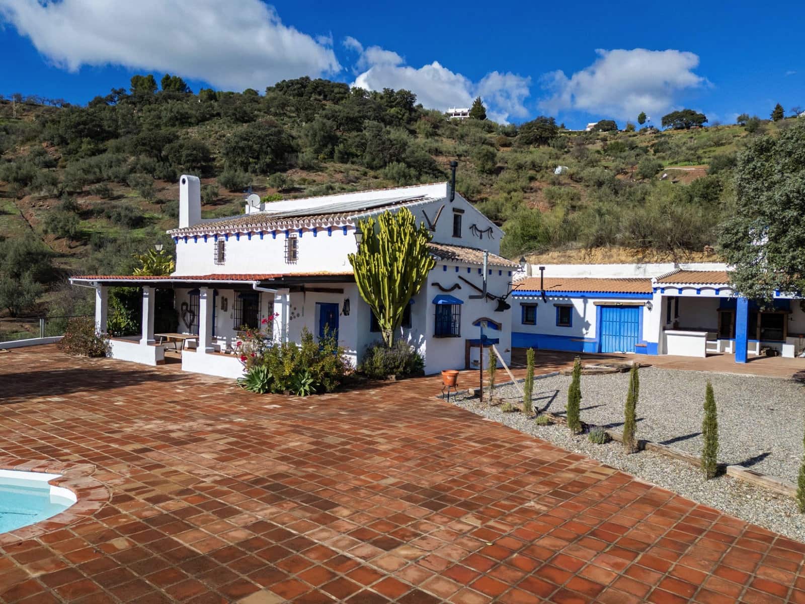 3 bedroom Villa for sale in Riogordo with pool garage - € 425,000 (Ref: 9863911)