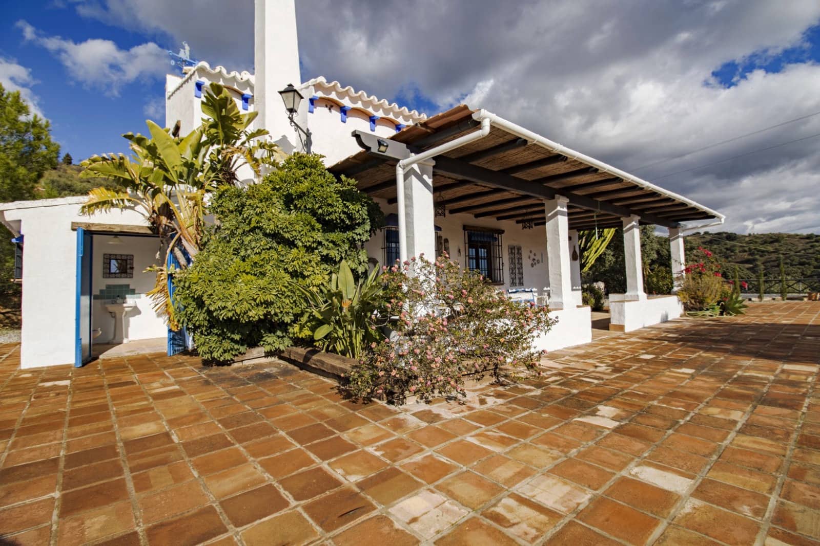 3 bedroom Villa for sale in Riogordo with pool garage - € 425,000 (Ref: 9863911)