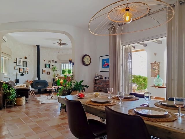 4 soverom Villa til salgs i Canillas de Aceituno med svømmebasseng garasje - € 695 000 (Ref: 9939032)