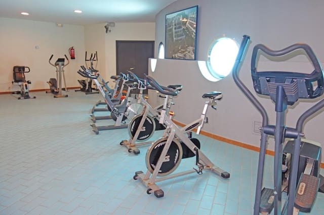 Piso de 2 habitaciones en Marbella Centro, Marbella en alquiler con piscina garaje - 1.800 € (Ref: 8325052)