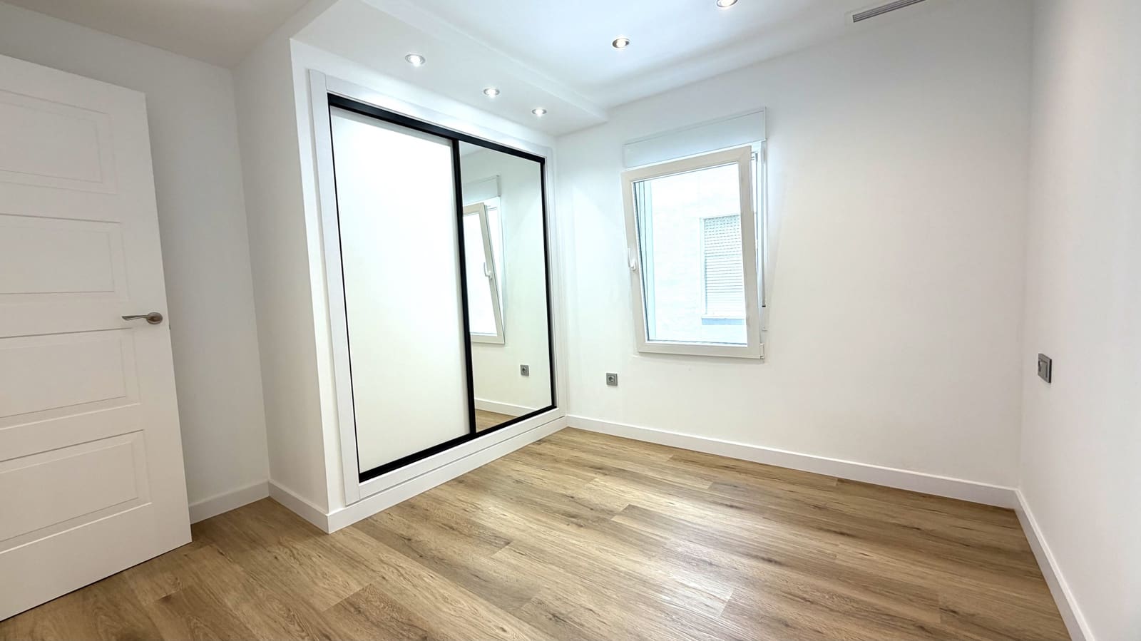 3 bedroom Apartment for sale in Alicante / Alacant city with garage - € 465,000 (Ref: 9958960)