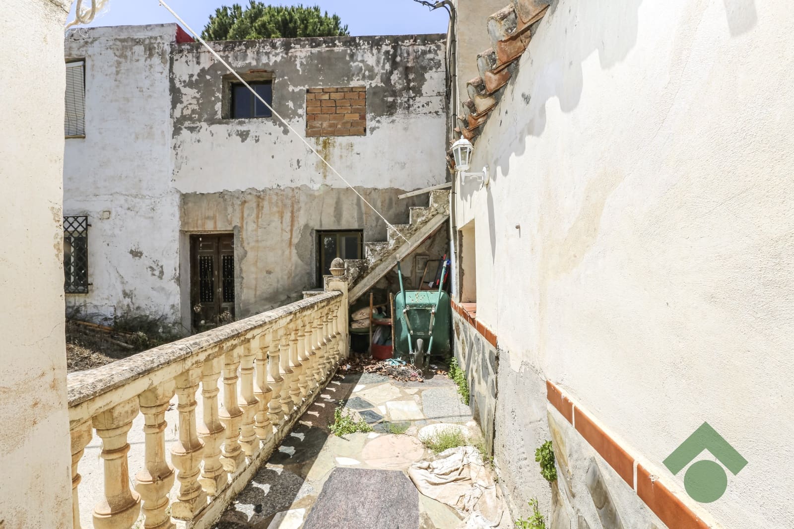 5 bedroom Finca/Country House for sale in Almunecar with garage - € 129,900 (Ref: 9830386)