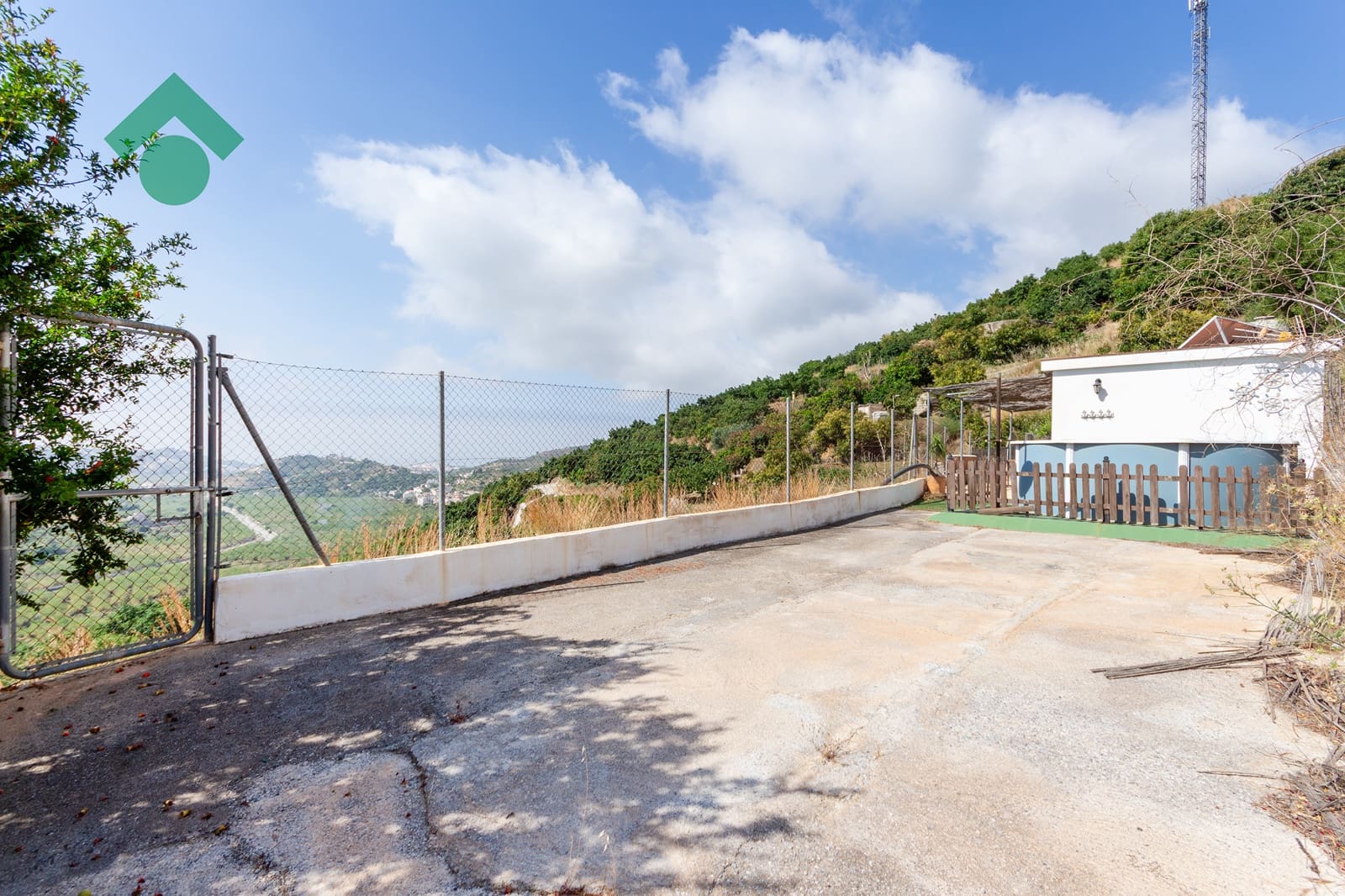 Finca/Country House for sale in Almunecar with pool garage - € 94,900 (Ref: 9925259)