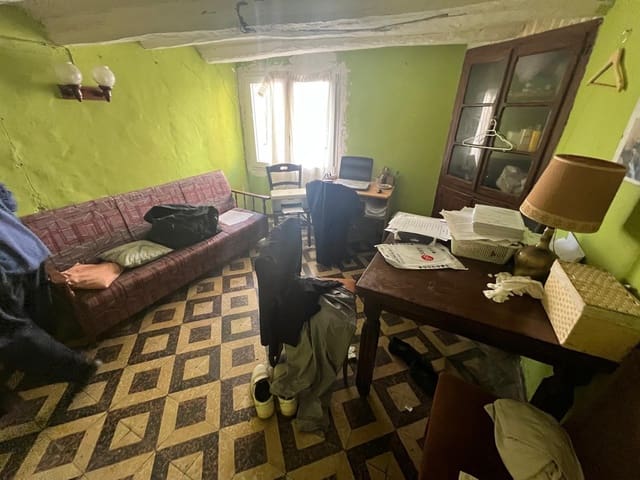 4 slaapkamer Huis te koop in Santa Coloma de Queralt met garage - € 53.000 (Ref: 8729949)