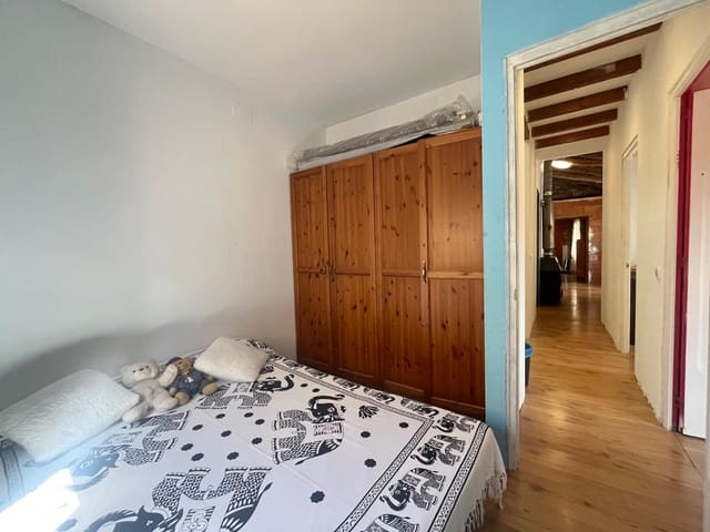 4 bedroom Villa for sale in Sant Martí de Tous - € 265,000 (Ref: 8937057)