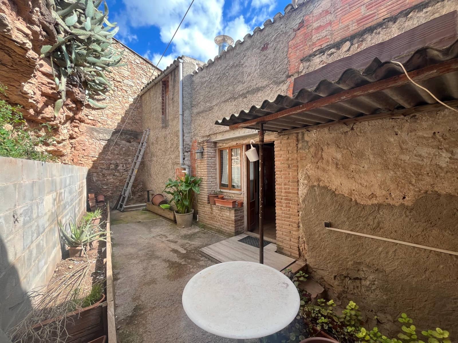 4 bedroom Villa for sale in Sant Marti de Tous - € 265,000 (Ref: 8937057)