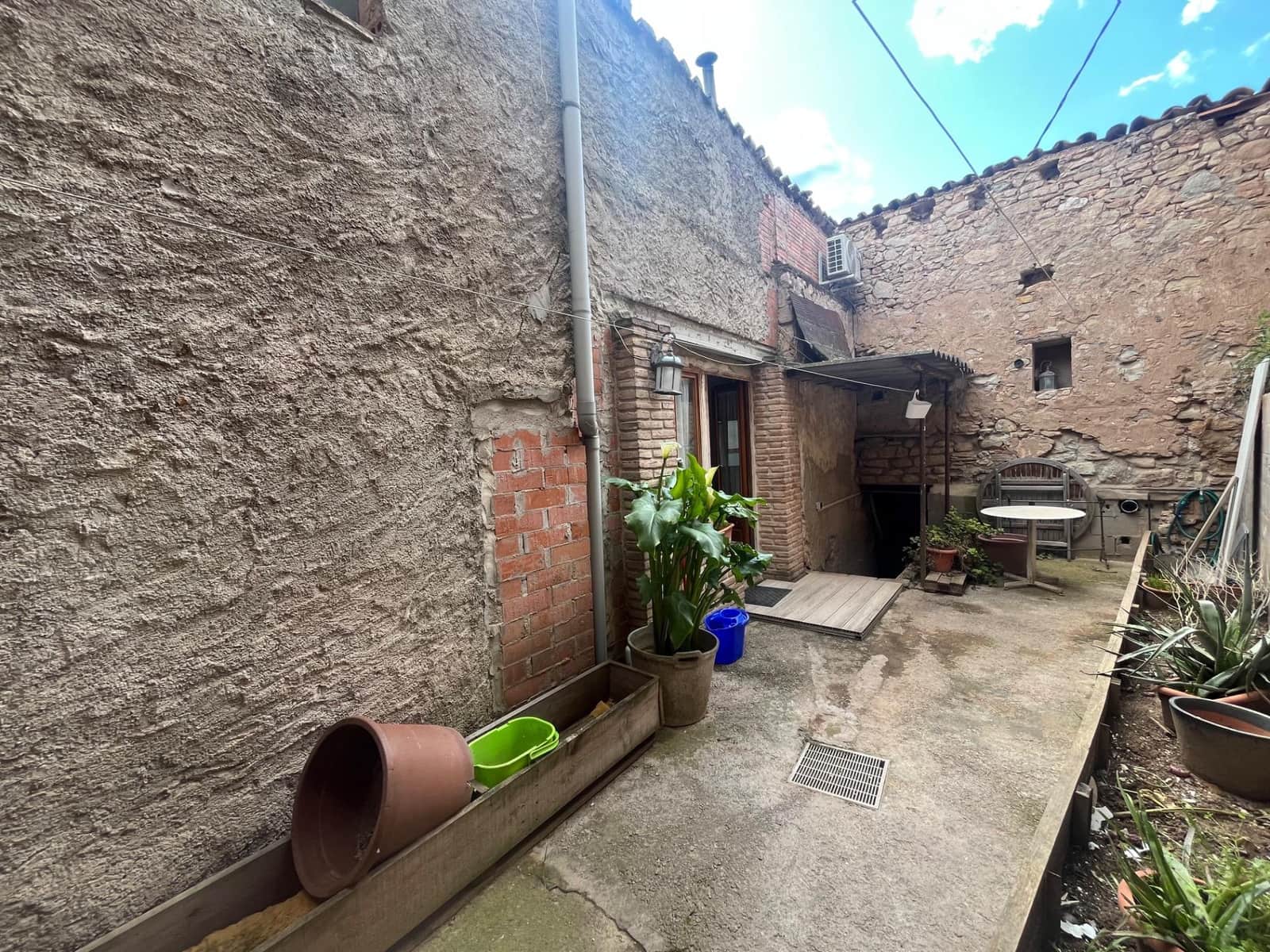 4 bedroom Villa for sale in Sant Marti de Tous - € 265,000 (Ref: 8937057)