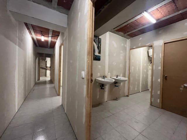 4 slaapkamer Commercieel te koop in Igualada met garage - € 108.000 (Ref: 8957075)