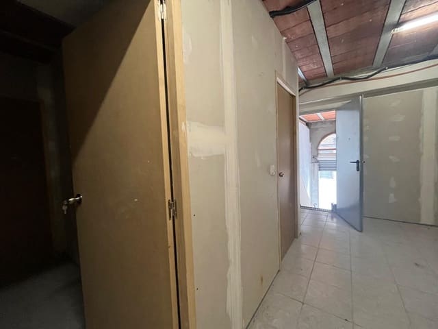 4 slaapkamer Commercieel te koop in Igualada met garage - € 108.000 (Ref: 8957075)