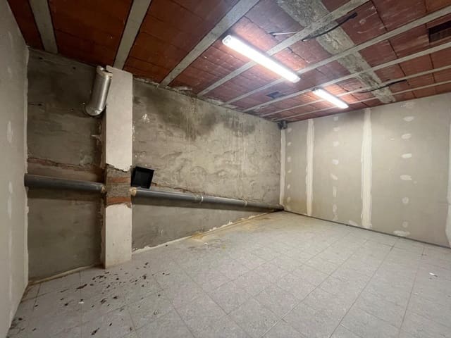 4 slaapkamer Commercieel te koop in Igualada met garage - € 108.000 (Ref: 8957075)