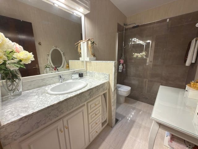 5 bedroom Townhouse for sale in Igualada with garage - € 450,000 (Ref: 9406867)