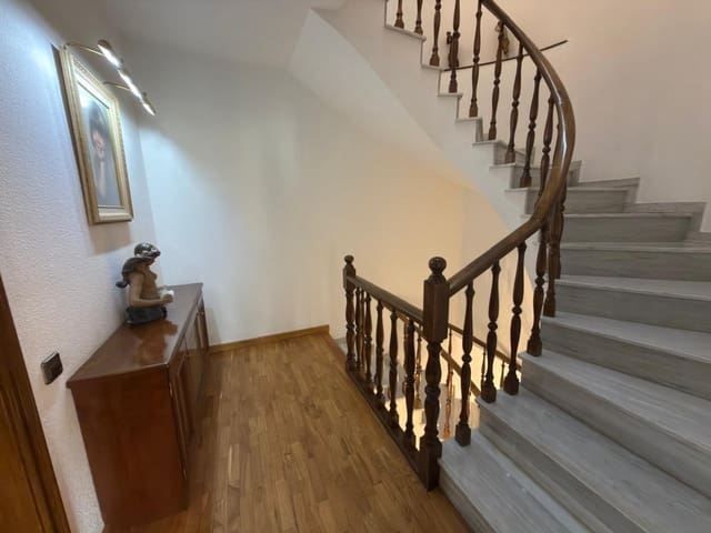 5 bedroom Townhouse for sale in Igualada with garage - € 450,000 (Ref: 9406867)