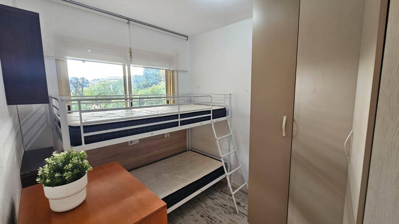 2 bedroom Flat for sale in Salou with pool - € 159,500 (Ref: 9486440)