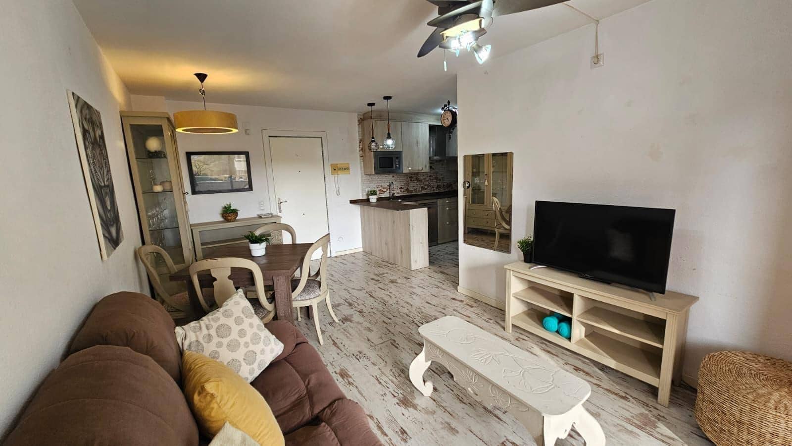 2 bedroom Flat for sale in Salou with pool - € 159,500 (Ref: 9486440)