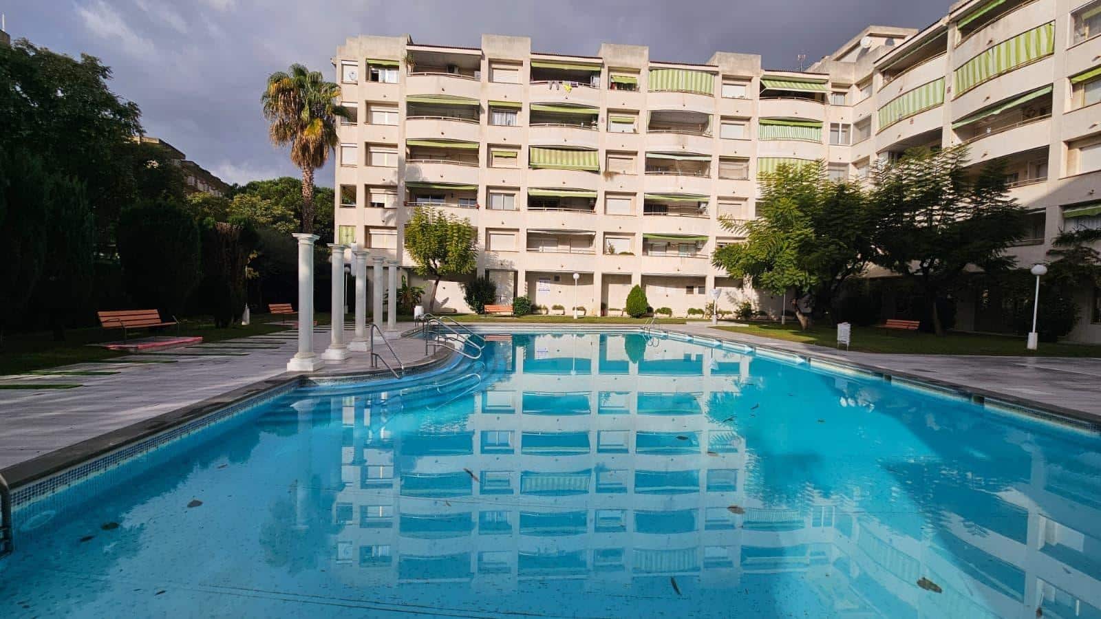 2 bedroom Flat for sale in Salou with pool - € 159,500 (Ref: 9486440)