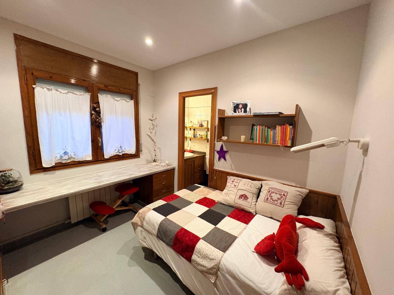 5 bedroom Townhouse for sale in La Torre de Claramunt with garage - € 320,000 (Ref: 9499110)