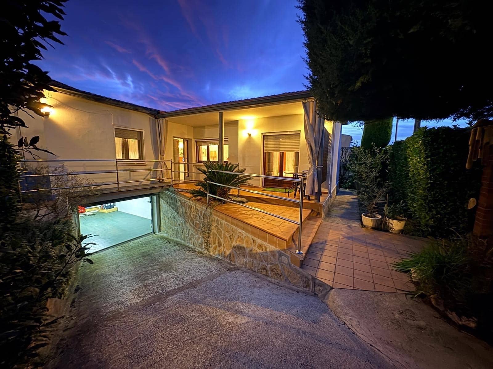 5 bedroom Townhouse for sale in La Torre de Claramunt with garage - € 320,000 (Ref: 9499110)