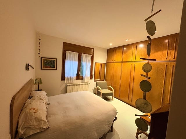 5 bedroom Townhouse for sale in La Torre de Claramunt with garage - € 320,000 (Ref: 9499110)