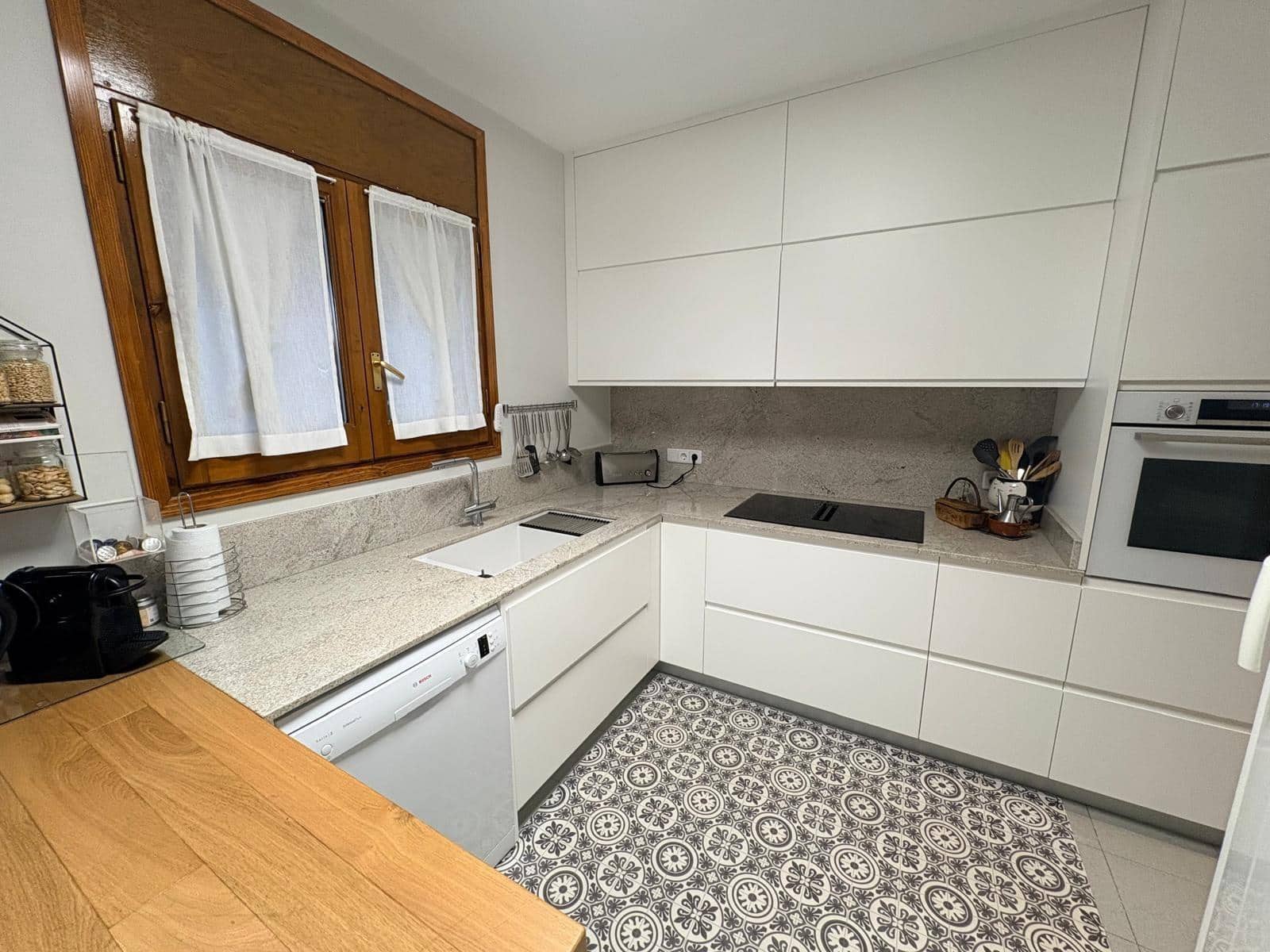 5 bedroom Townhouse for sale in La Torre de Claramunt with garage - € 320,000 (Ref: 9499110)