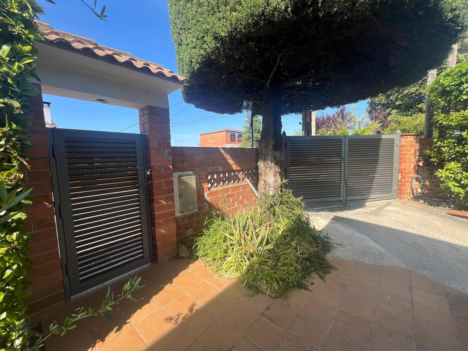 5 bedroom Townhouse for sale in La Torre de Claramunt with garage - € 320,000 (Ref: 9499110)