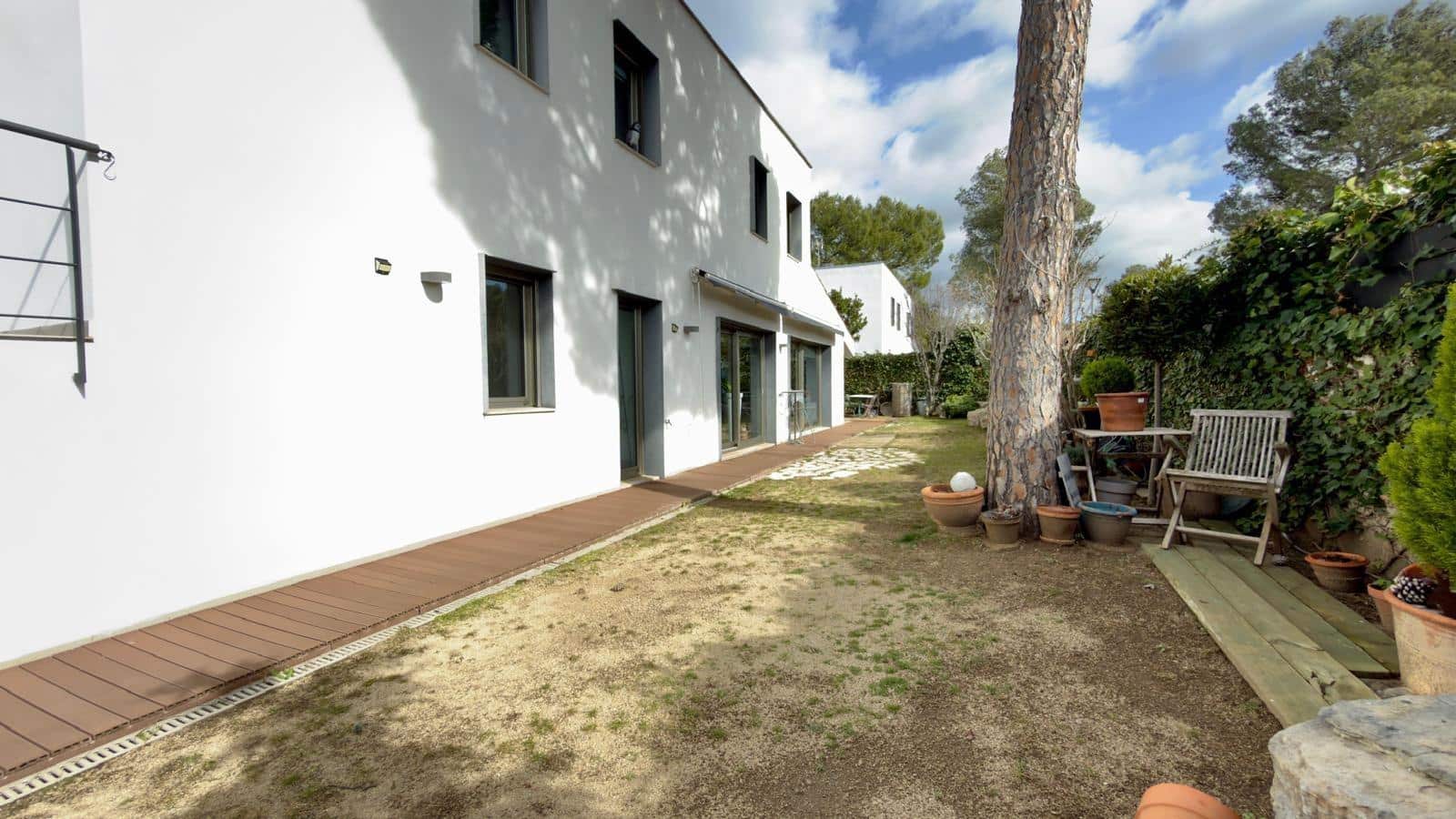 5 bedroom Villa for sale in Castelloli with garage - € 479,000 (Ref: 9604977)