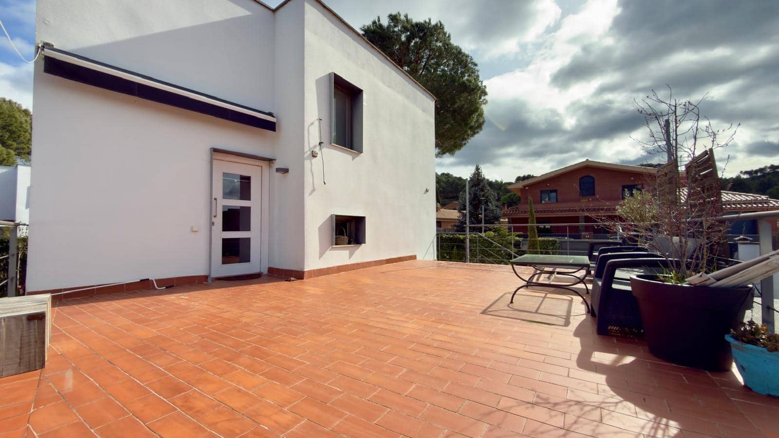 5 bedroom Villa for sale in Castelloli with garage - € 479,000 (Ref: 9604977)