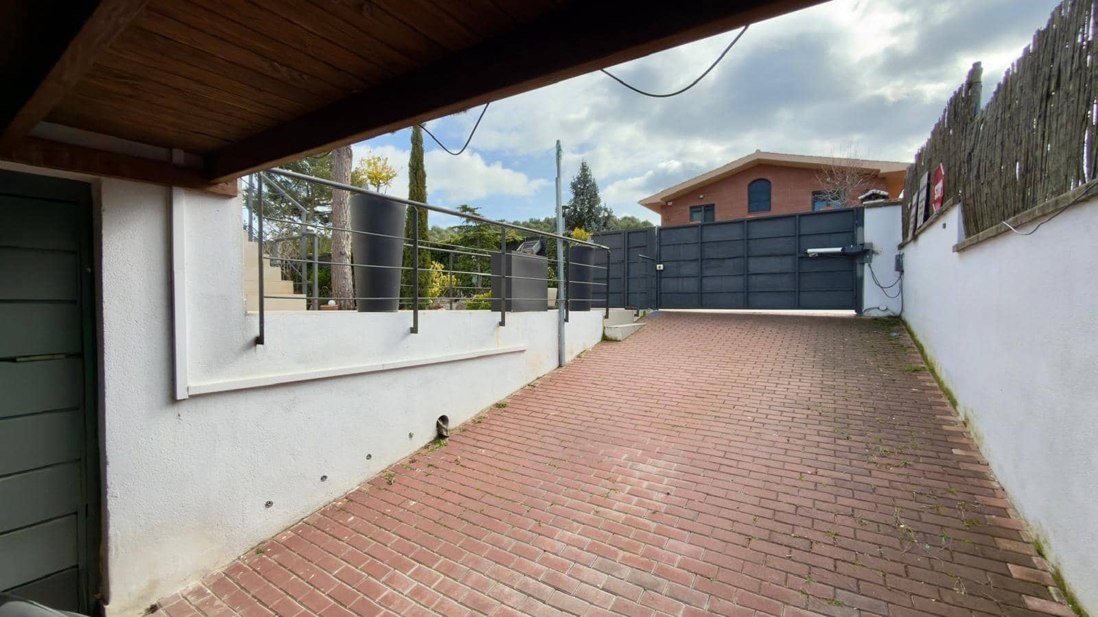 5 bedroom Villa for sale in Castelloli with garage - € 479,000 (Ref: 9604977)