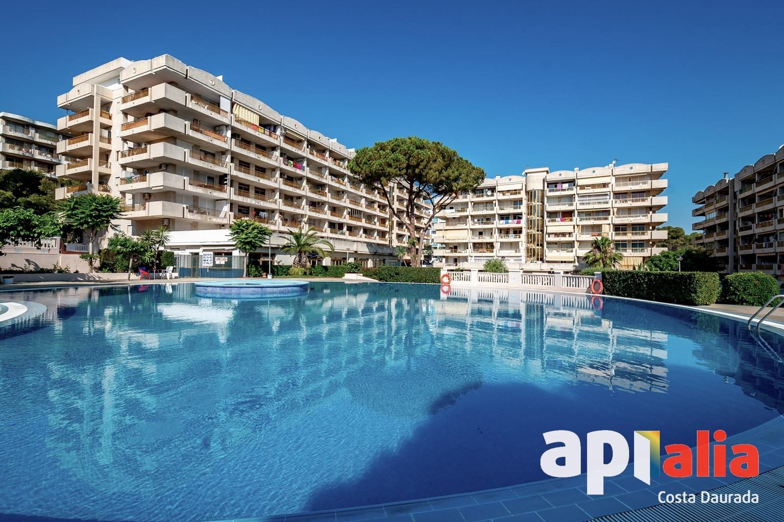 2 bedroom Flat for sale in Salou with pool - € 169,000 (Ref: 9608071)