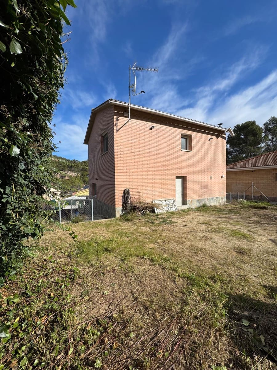 4 bedroom Villa for sale in La Pobla de Claramunt - € 250,000 (Ref: 9619233)