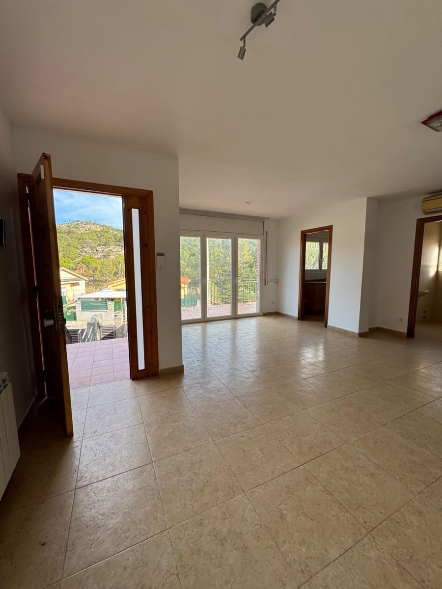 4 bedroom Villa for sale in La Pobla de Claramunt - € 250,000 (Ref: 9619233)