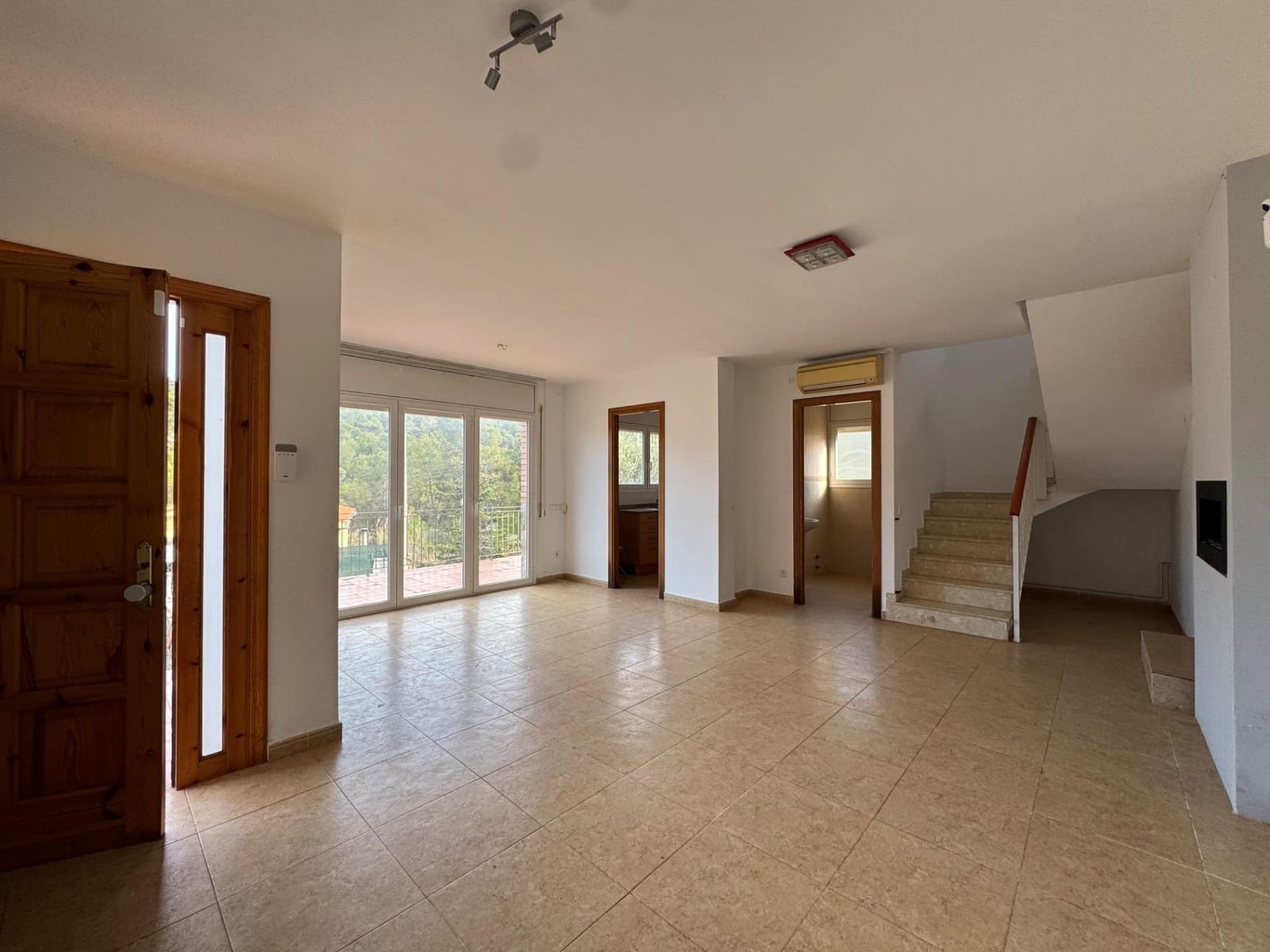 4 bedroom Villa for sale in La Pobla de Claramunt - € 250,000 (Ref: 9619233)