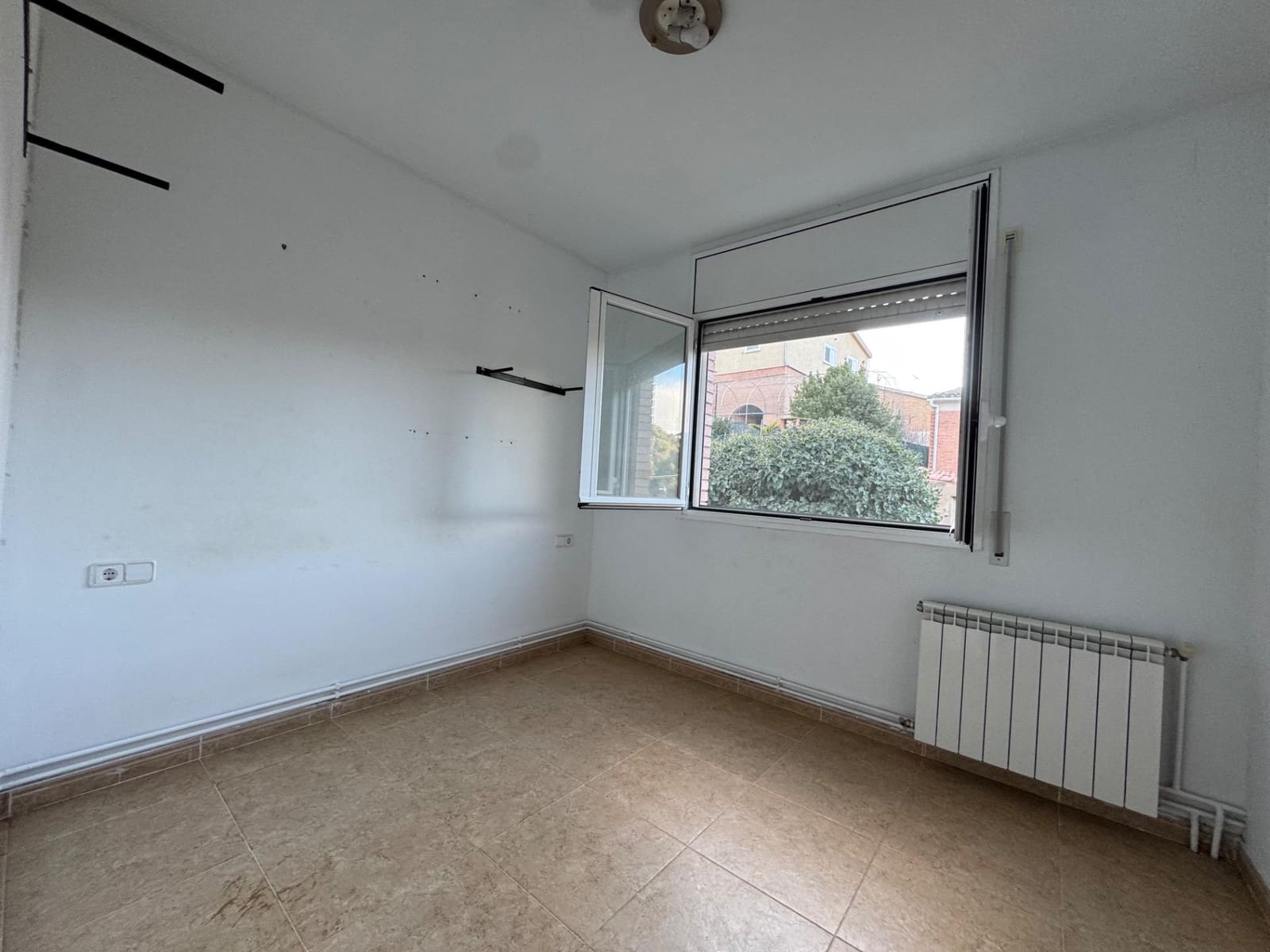 4 bedroom Villa for sale in La Pobla de Claramunt - € 250,000 (Ref: 9619233)