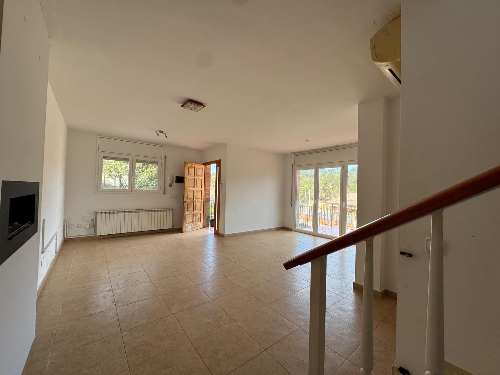 4 bedroom Villa for sale in La Pobla de Claramunt - € 250,000 (Ref: 9619233)