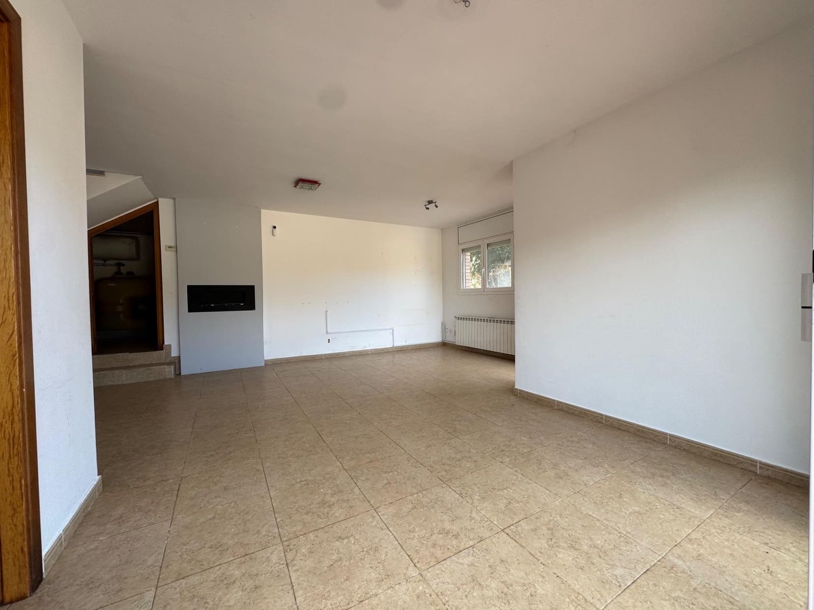 4 bedroom Villa for sale in La Pobla de Claramunt - € 250,000 (Ref: 9619233)