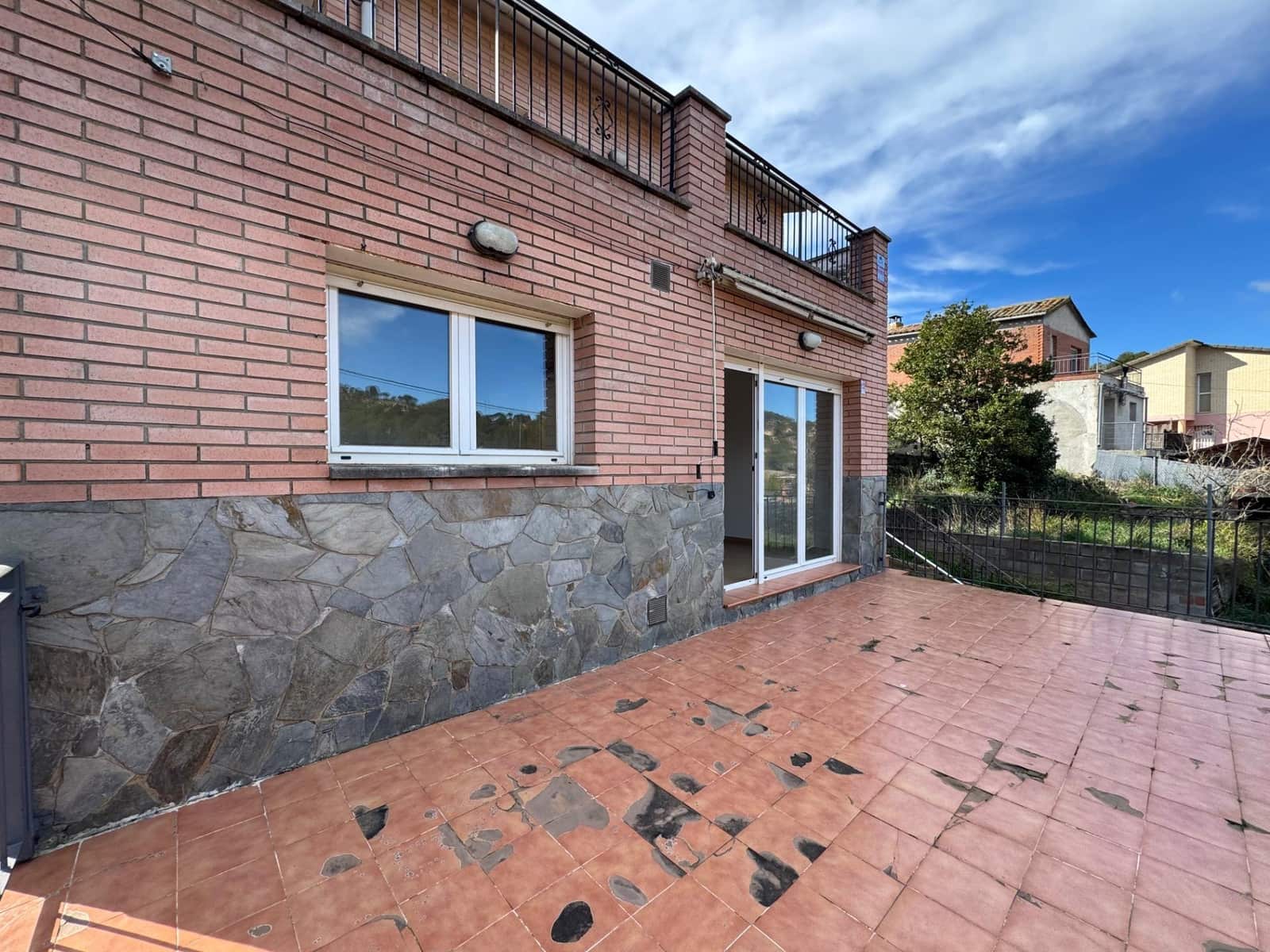 4 bedroom Villa for sale in La Pobla de Claramunt - € 250,000 (Ref: 9619233)