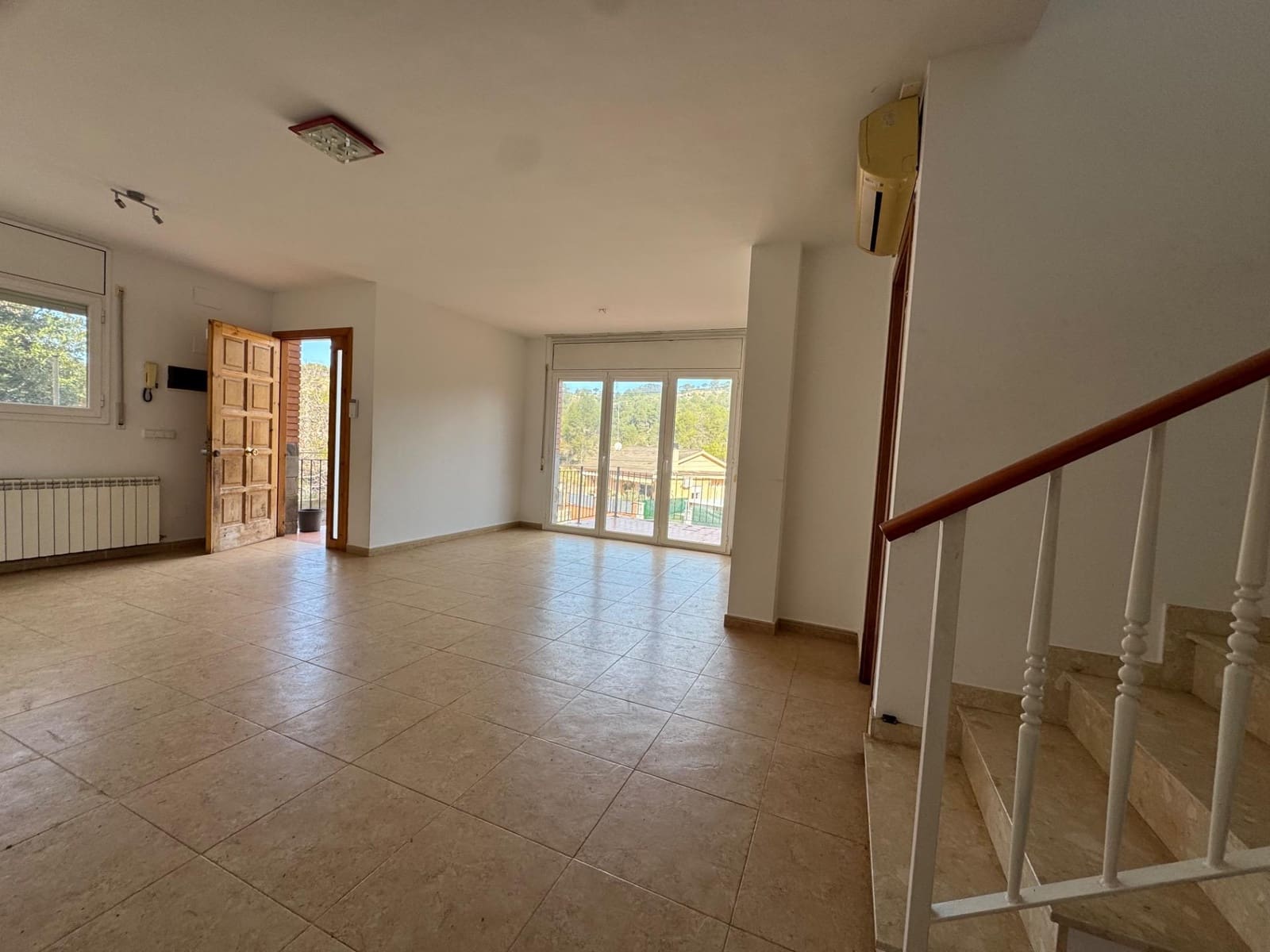 4 bedroom Villa for sale in La Pobla de Claramunt - € 250,000 (Ref: 9619233)