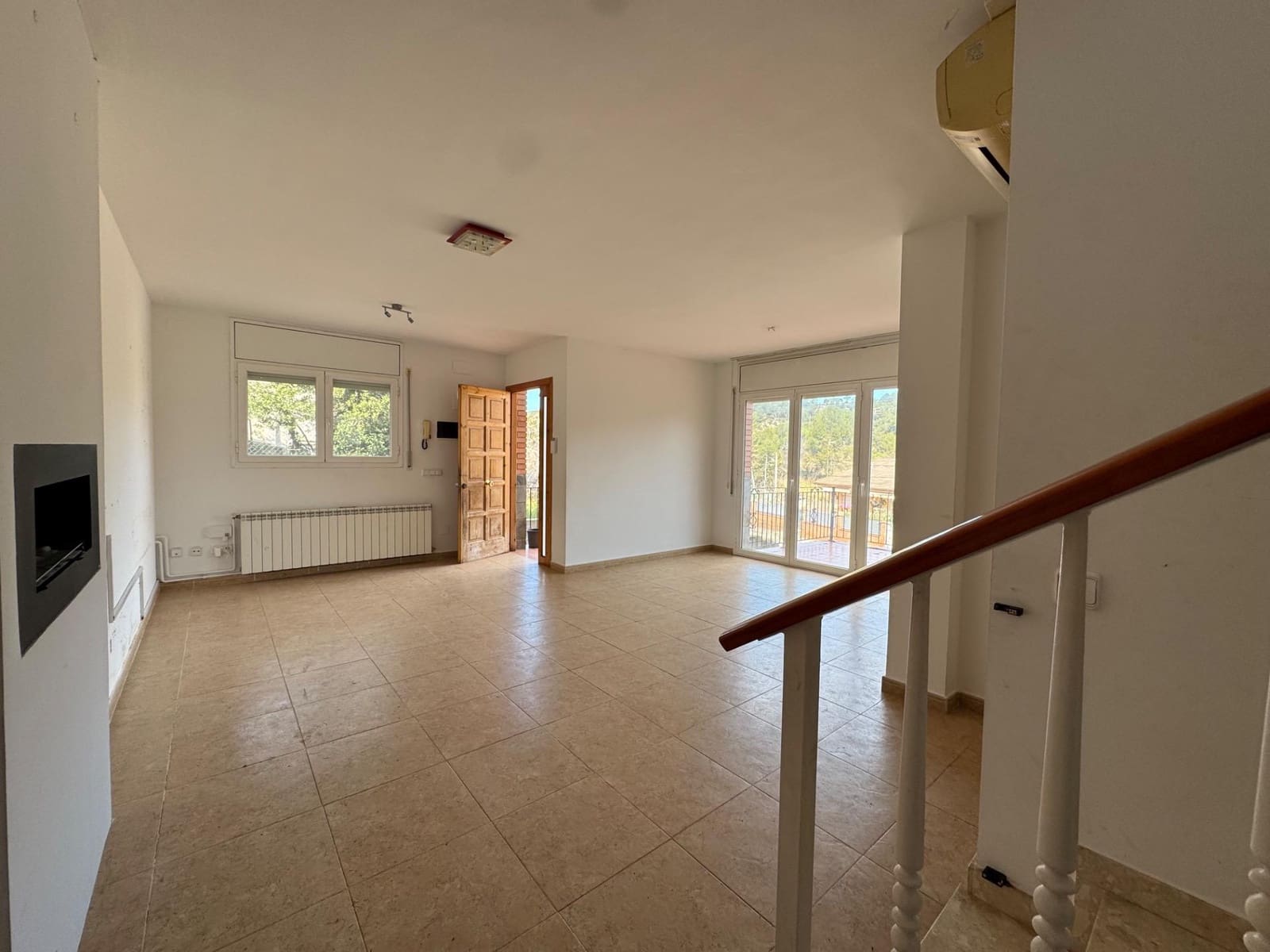 4 bedroom Villa for sale in La Pobla de Claramunt - € 250,000 (Ref: 9619233)