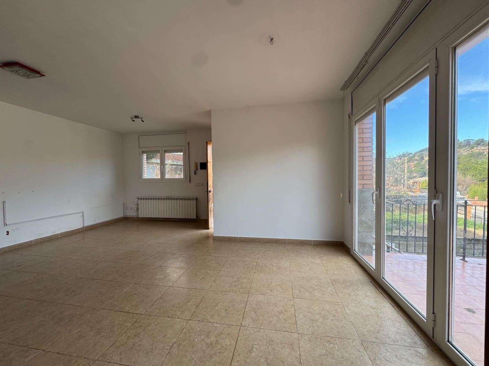 4 bedroom Villa for sale in La Pobla de Claramunt - € 250,000 (Ref: 9619233)