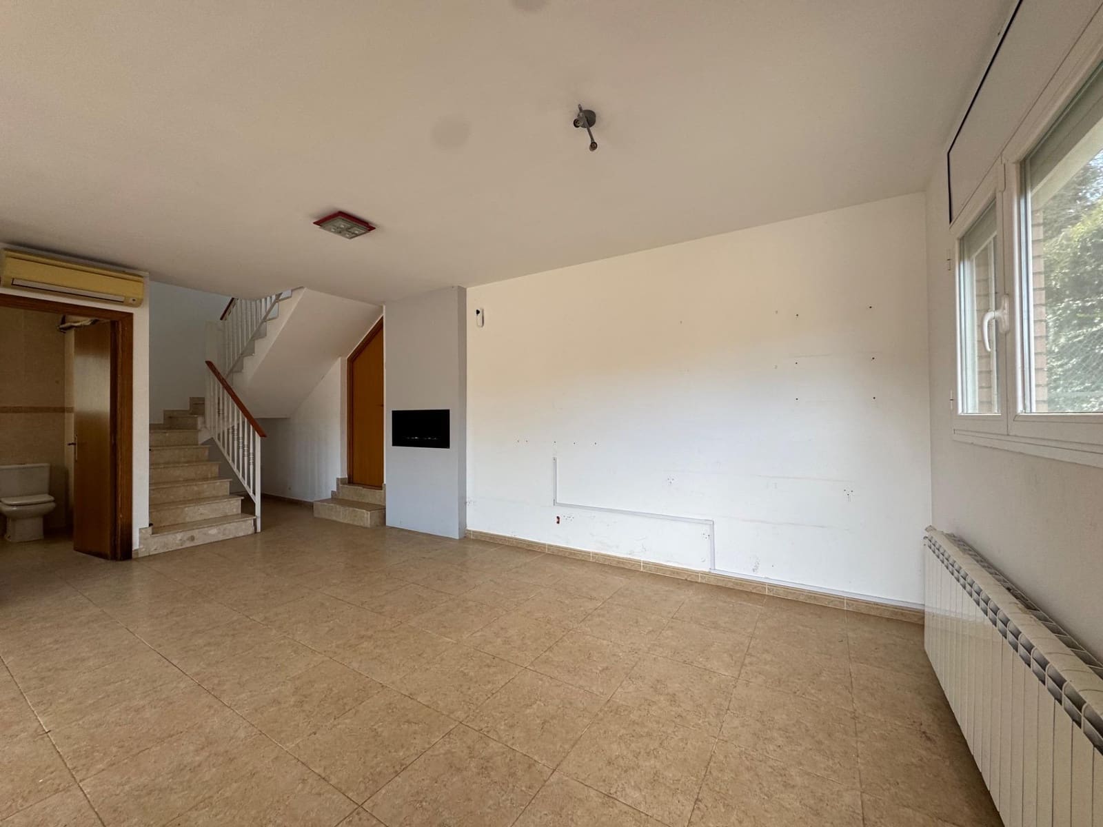 4 bedroom Villa for sale in La Pobla de Claramunt - € 250,000 (Ref: 9619233)