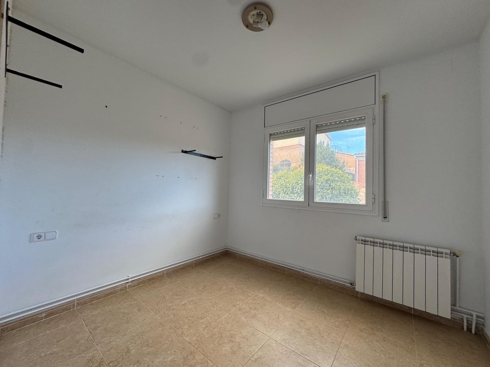 4 bedroom Villa for sale in La Pobla de Claramunt - € 250,000 (Ref: 9619233)