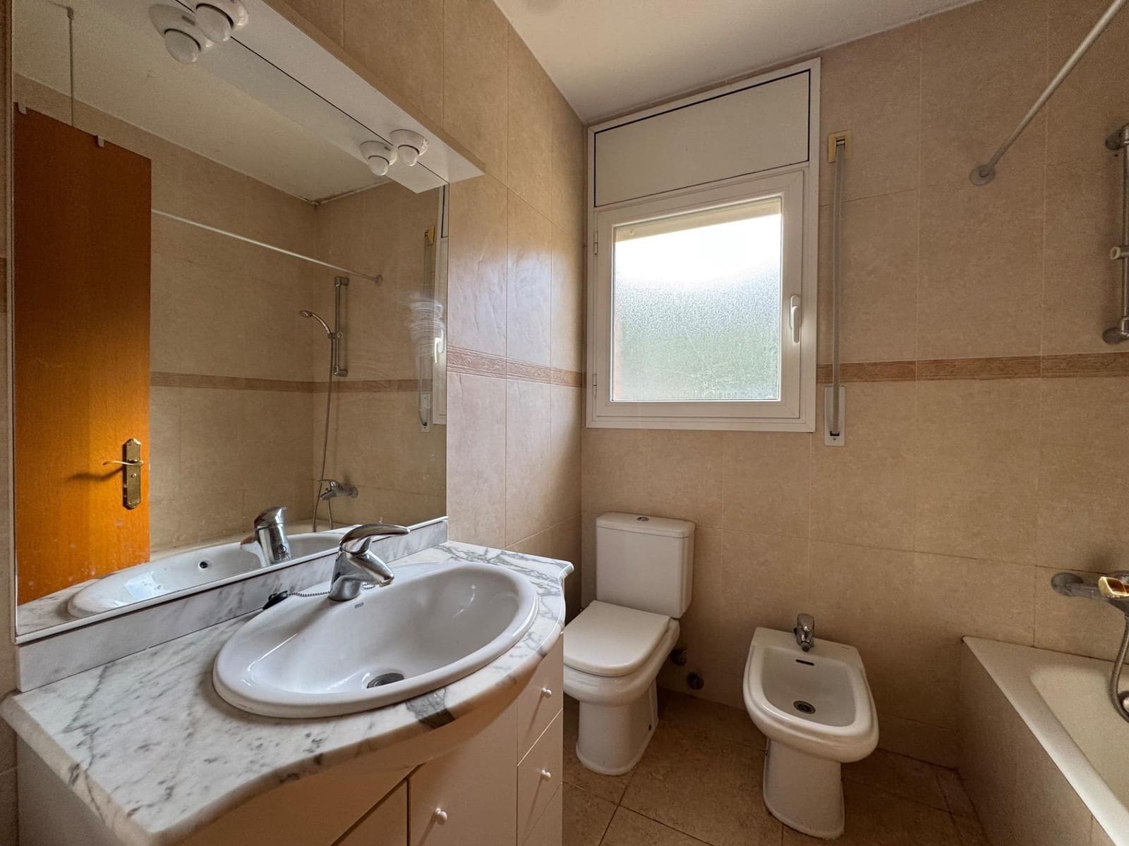 4 bedroom Villa for sale in La Pobla de Claramunt - € 250,000 (Ref: 9619233)