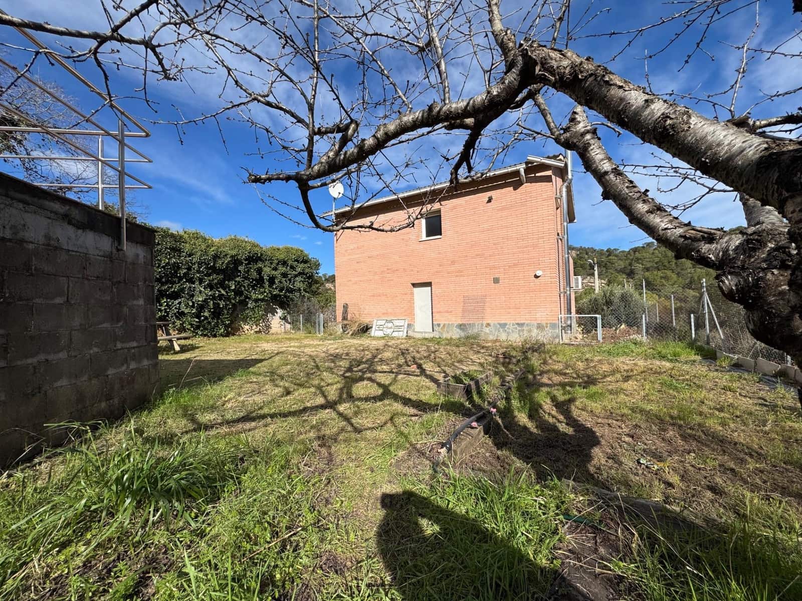 4 bedroom Villa for sale in La Pobla de Claramunt - € 250,000 (Ref: 9619233)