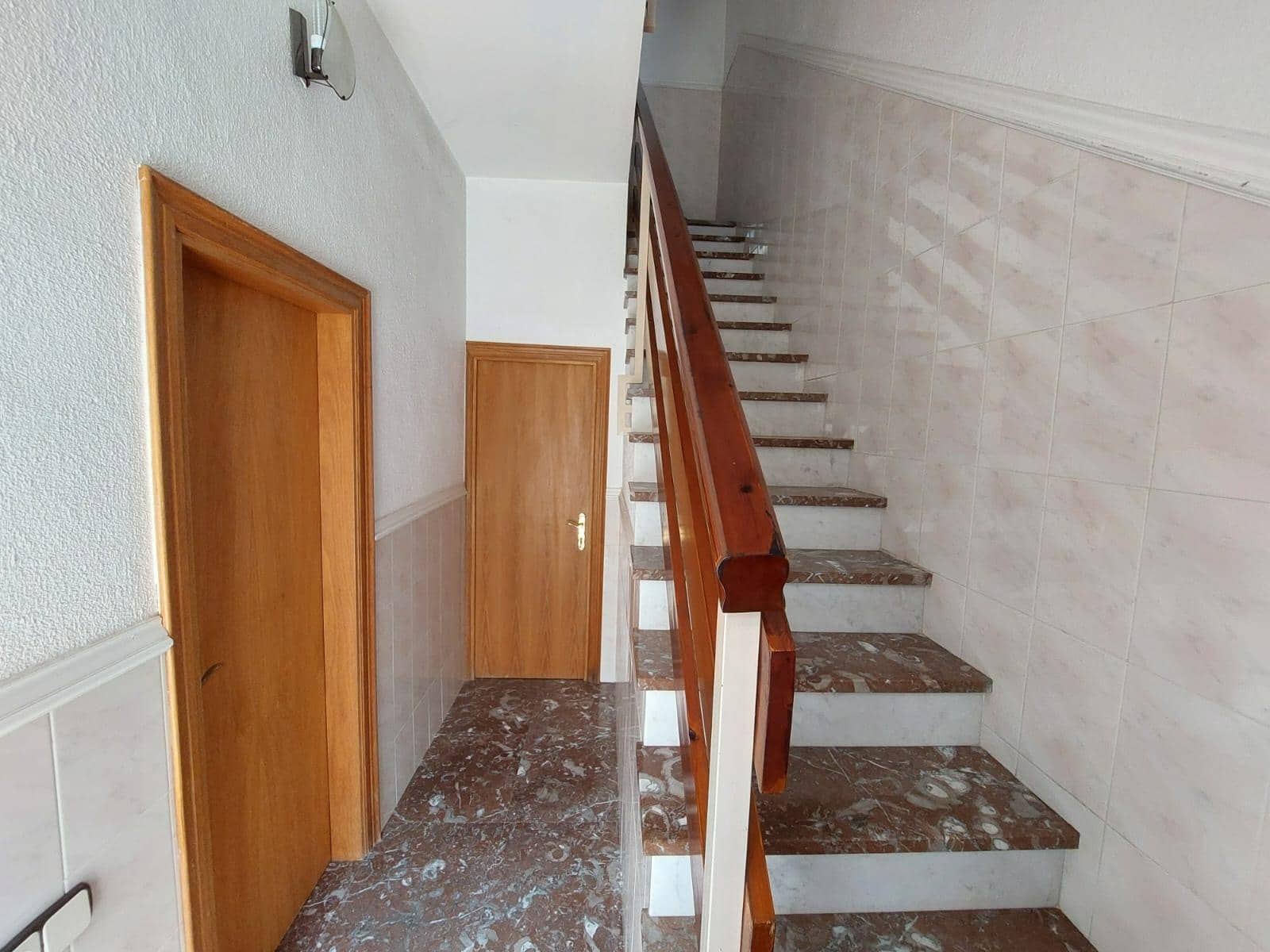 4 soverom Villa til salgs i Odena med garasje - € 269 000 (Ref: 9627504)