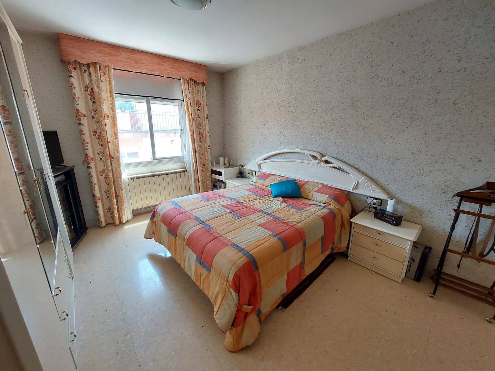 4 soverom Villa til salgs i Odena med garasje - € 269 000 (Ref: 9627504)