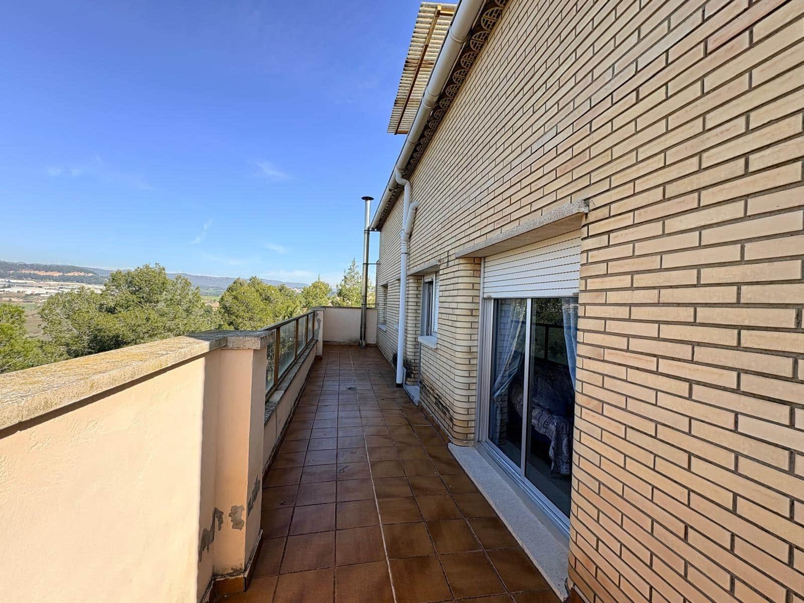 4 bedroom Villa for sale in Odena with garage - € 269,000 (Ref: 9627504)