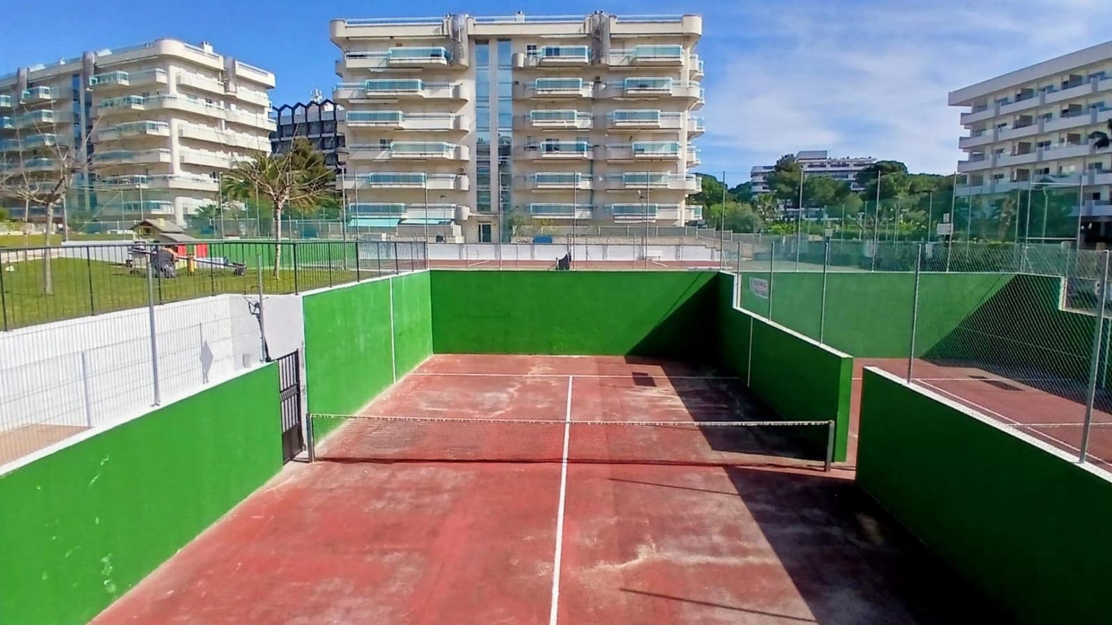 2 slaapkamer Flat te koop in Salou met zwembad - € 245.000 (Ref: 9695353)