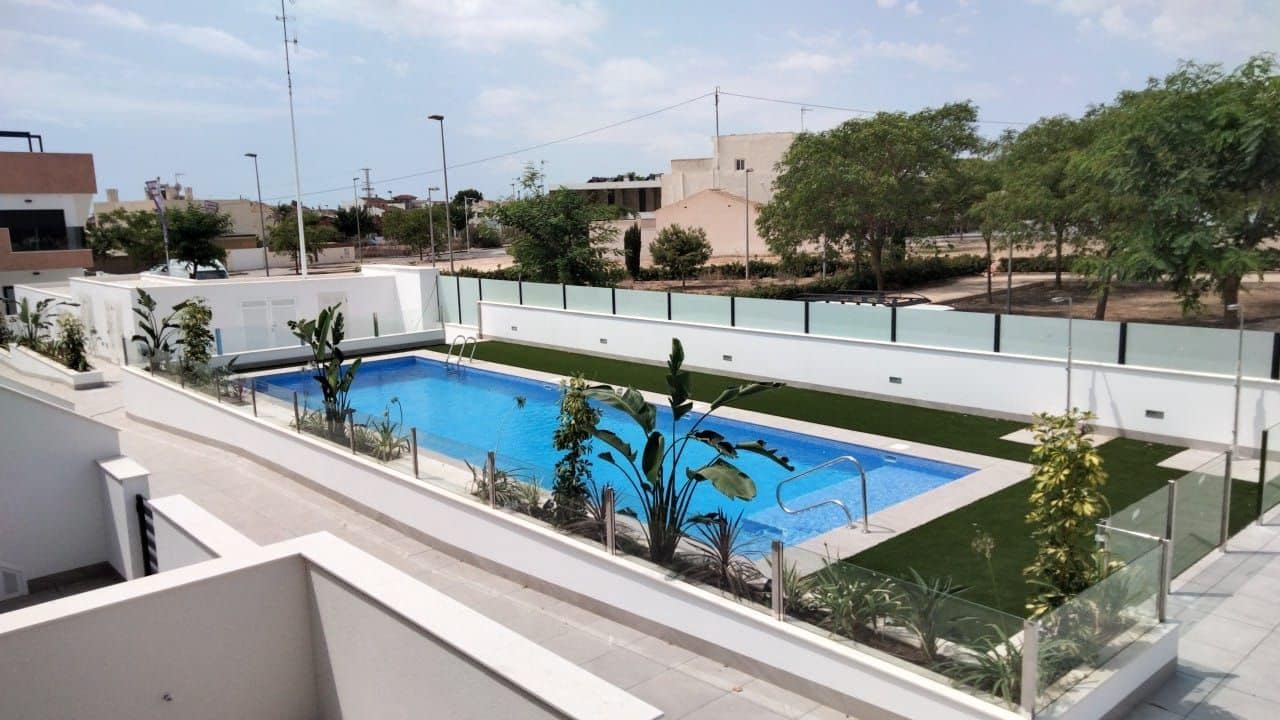Bungalow de 3 habitaciones en Pilar de la Horadada en venta con piscina garaje - 295.000 € (Ref: 9993790)