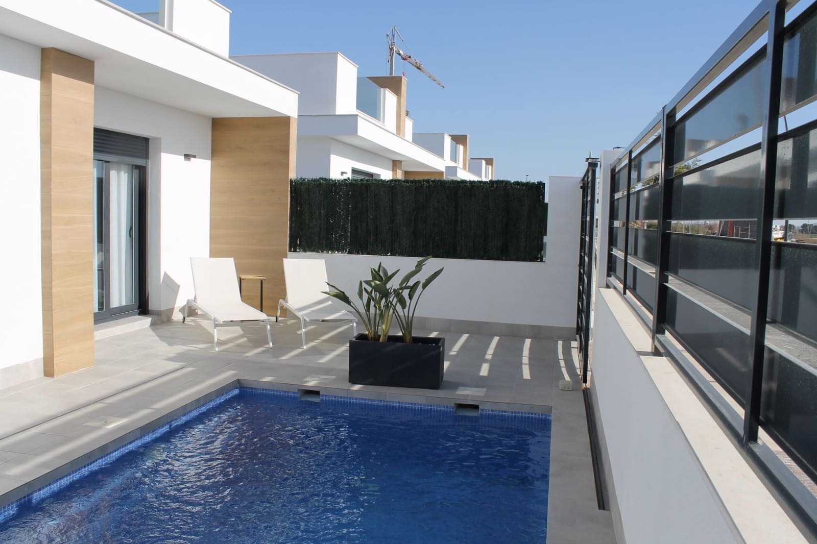 3 slaapkamer Villa te koop in Roldan met zwembad garage - € 416.900 (Ref: 9996588)