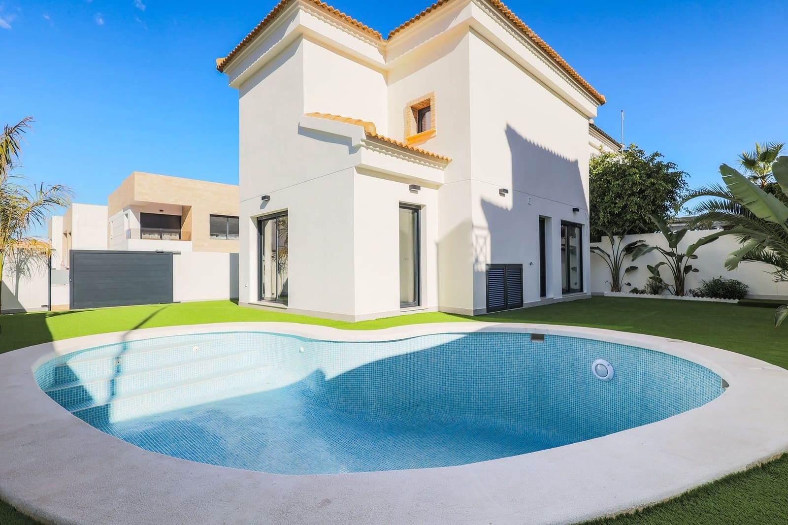 Chalet de 3 habitaciones en Orihuela Costa en venta con piscina garaje - 590.000 € (Ref: 9996592)